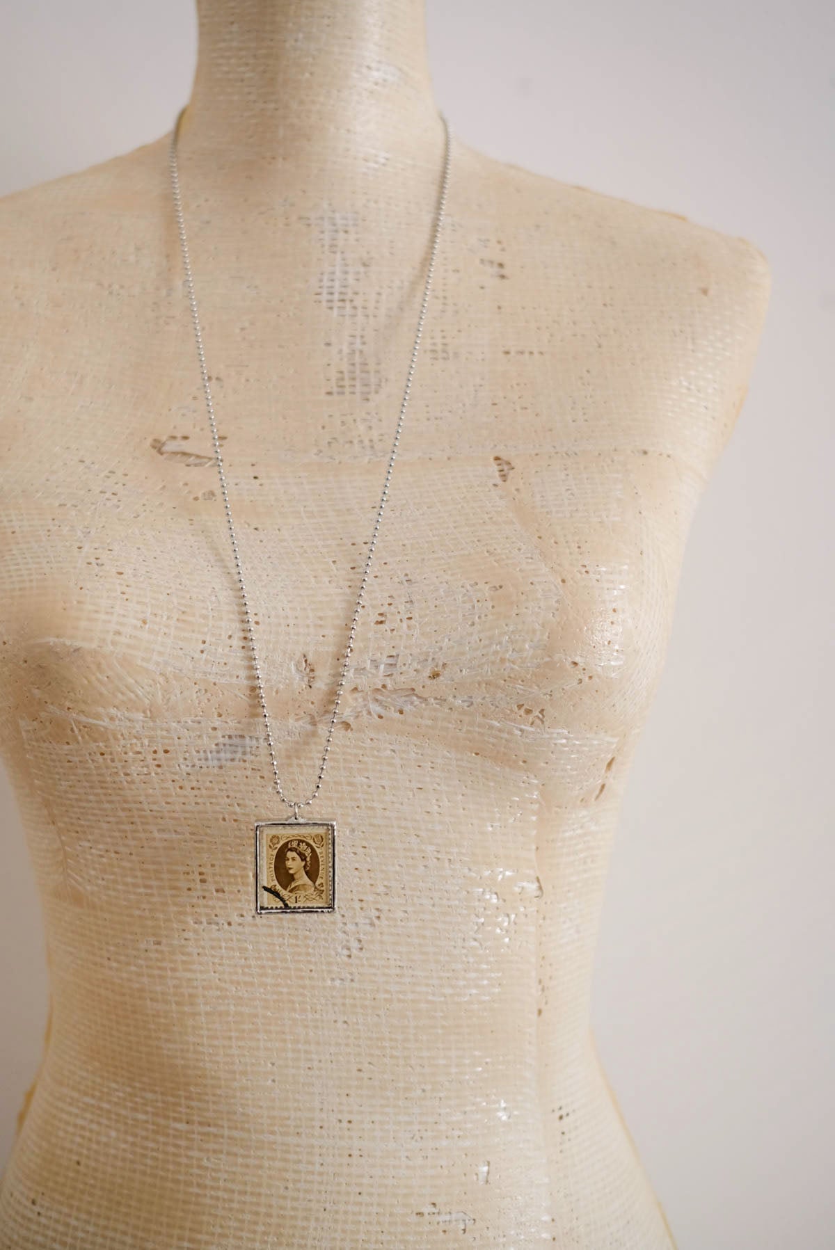 Collana francobolli Elizabeth beige