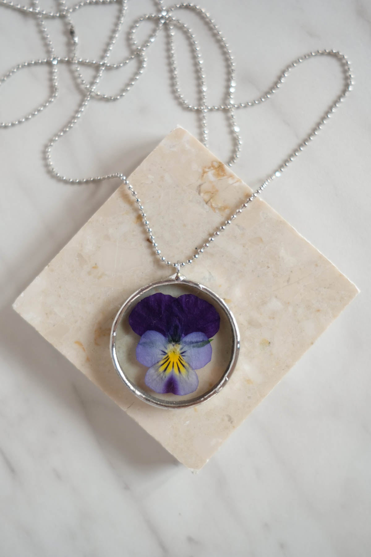 Collana viola tonda