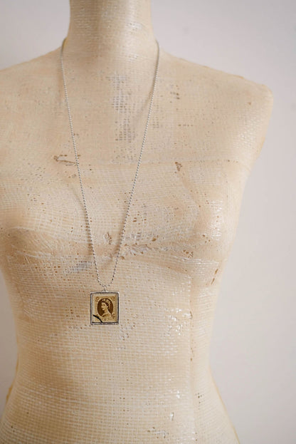 Collana francobolli Elizabeth beige