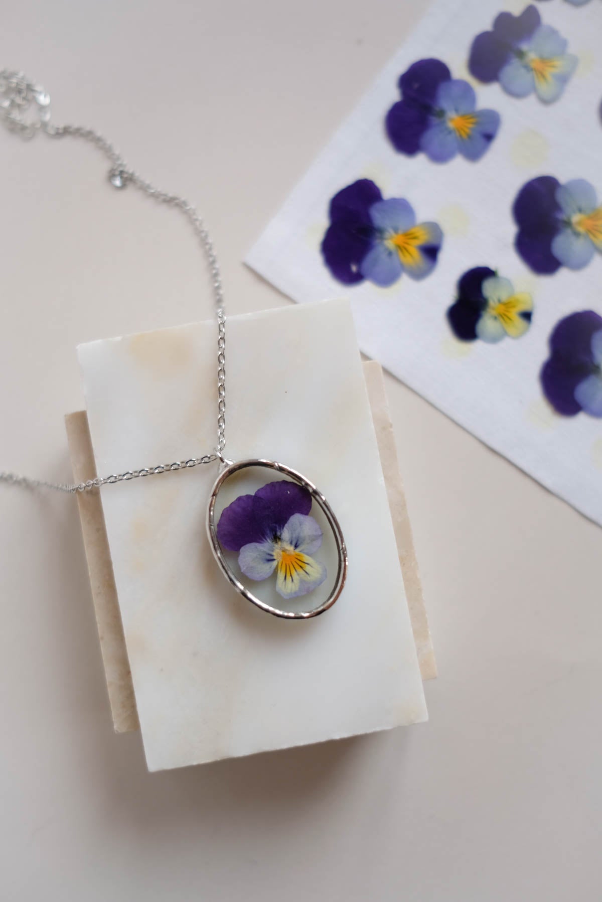 Collana viola ovale