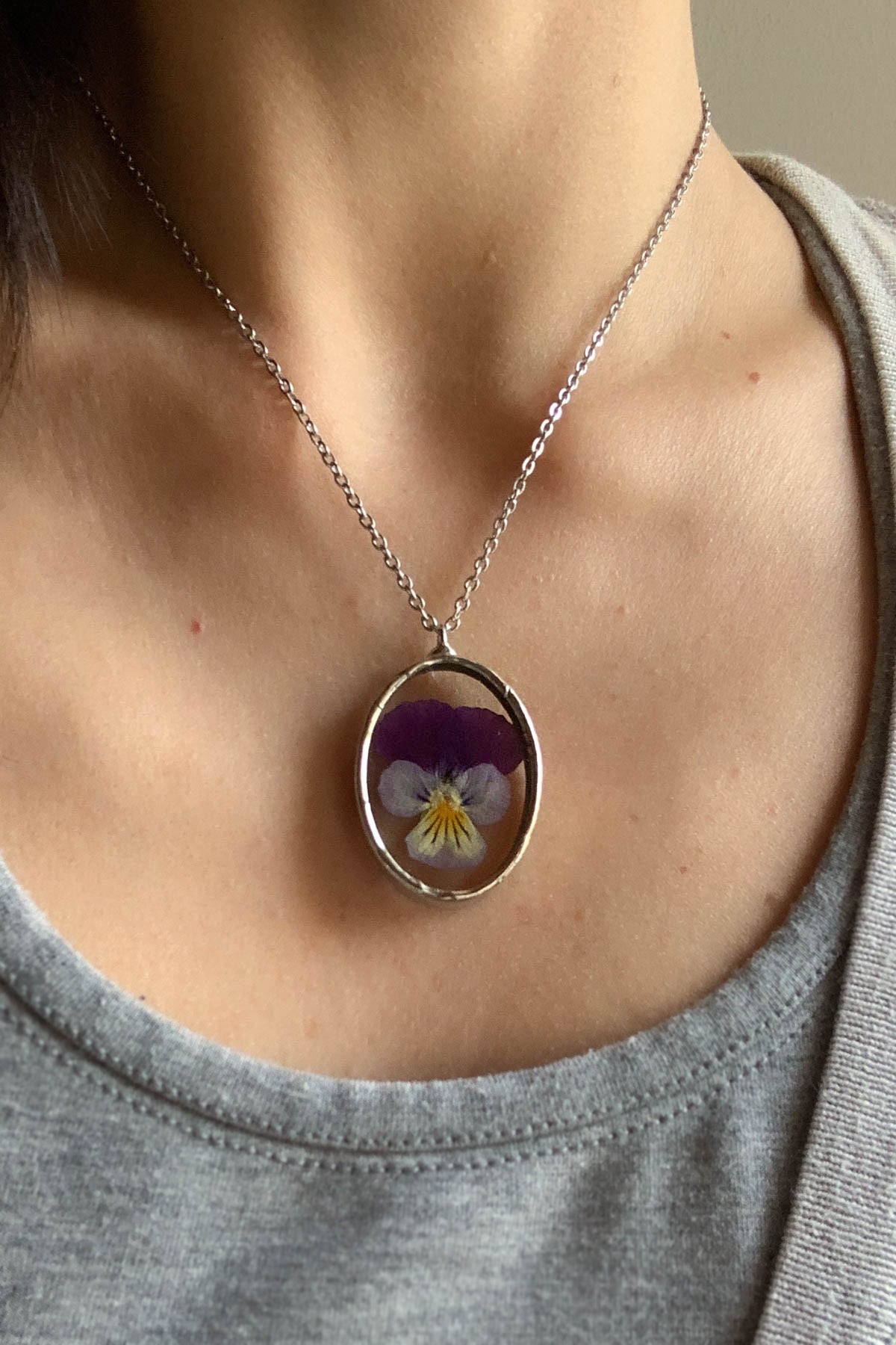 Collana viola ovale